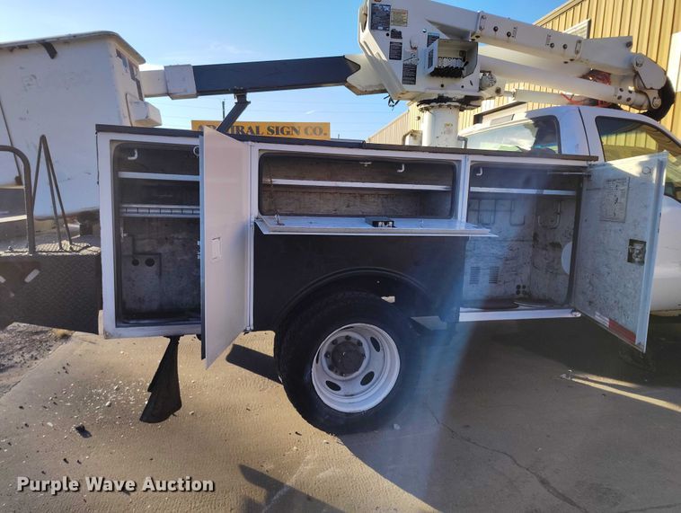 image for item IH9356 2002 Ford F550 Super Duty bucket truck