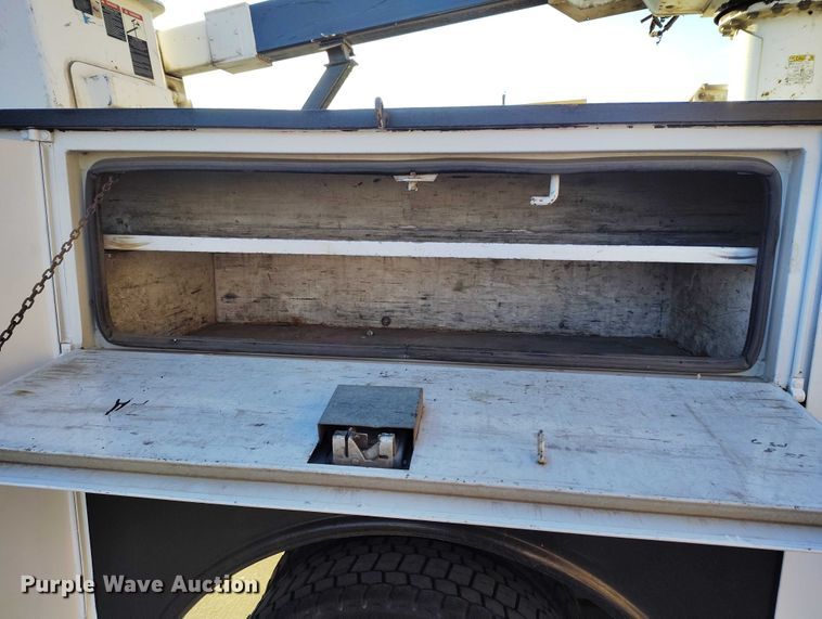 image for item IH9356 2002 Ford F550 Super Duty bucket truck