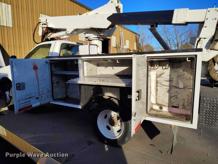 image for item IH9356 2002 Ford F550 Super Duty bucket truck