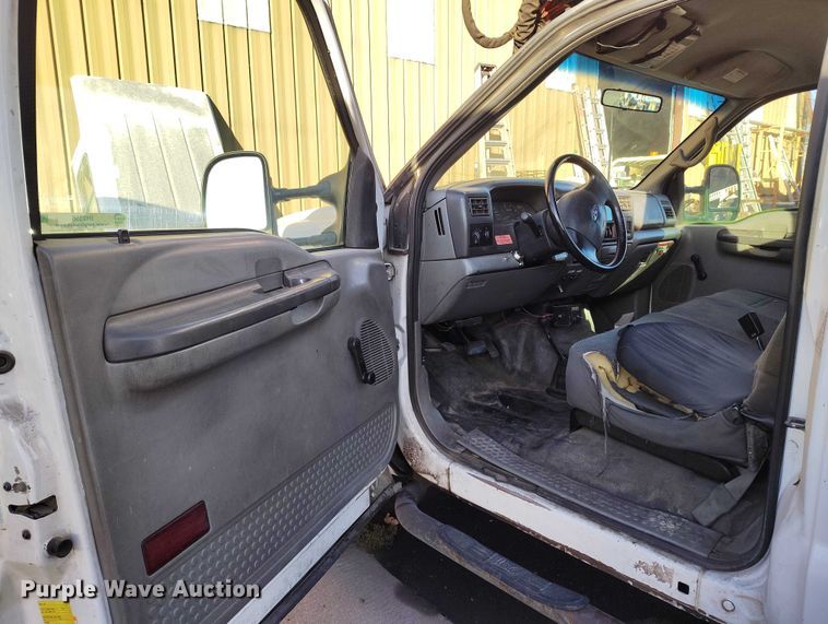 image for item IH9356 2002 Ford F550 Super Duty bucket truck