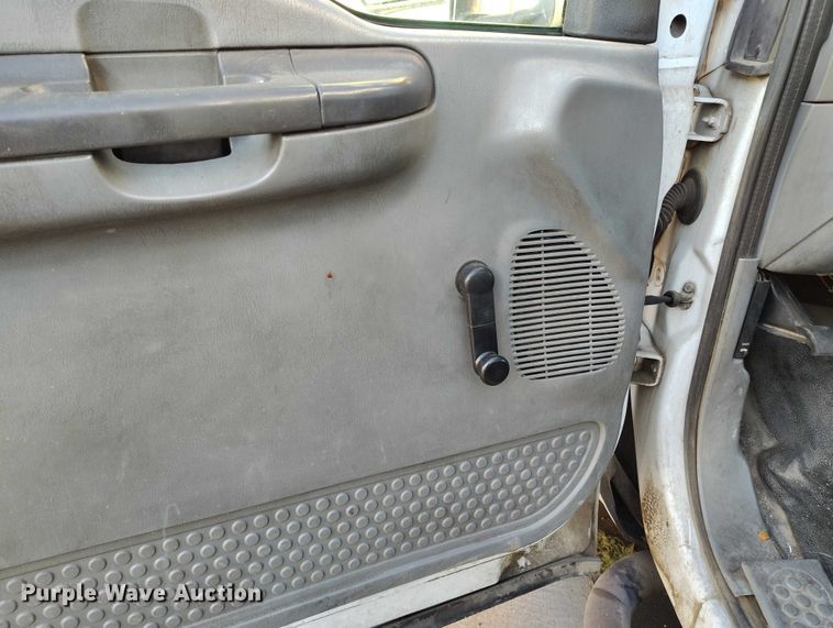 image for item IH9356 2002 Ford F550 Super Duty bucket truck