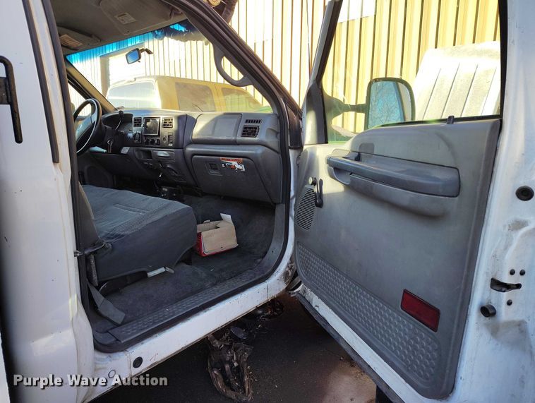 image for item IH9356 2002 Ford F550 Super Duty bucket truck