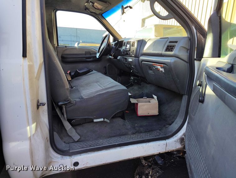 image for item IH9356 2002 Ford F550 Super Duty bucket truck