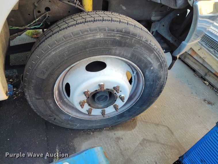 image for item IH9356 2002 Ford F550 Super Duty bucket truck