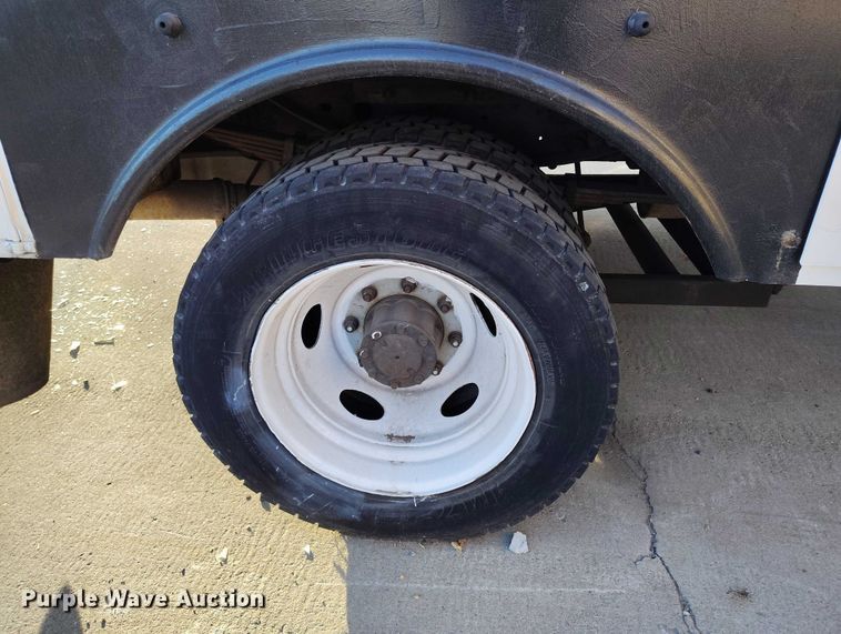 image for item IH9356 2002 Ford F550 Super Duty bucket truck