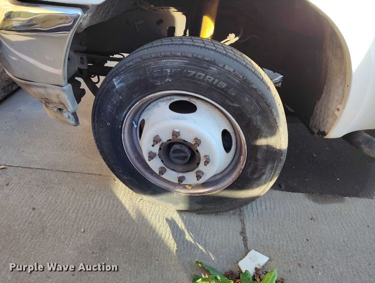 image for item IH9356 2002 Ford F550 Super Duty bucket truck