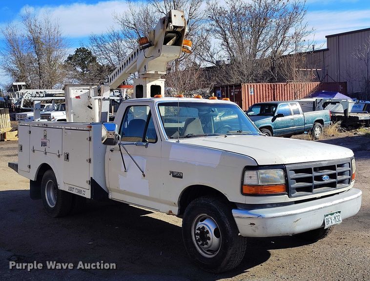image for item IH9359 1992 Ford F350 bucket truck