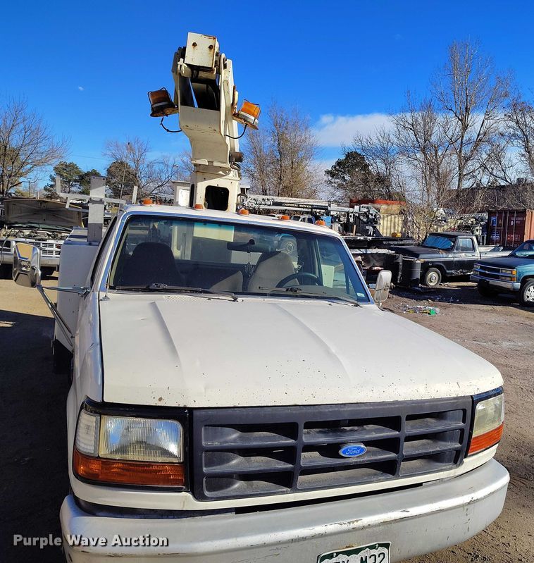 image for item IH9359 1992 Ford F350 bucket truck