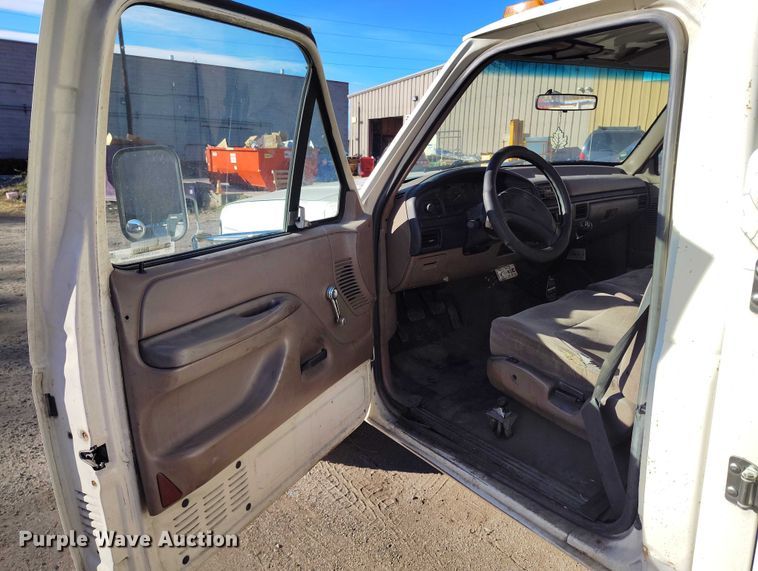 image for item IH9359 1992 Ford F350 bucket truck