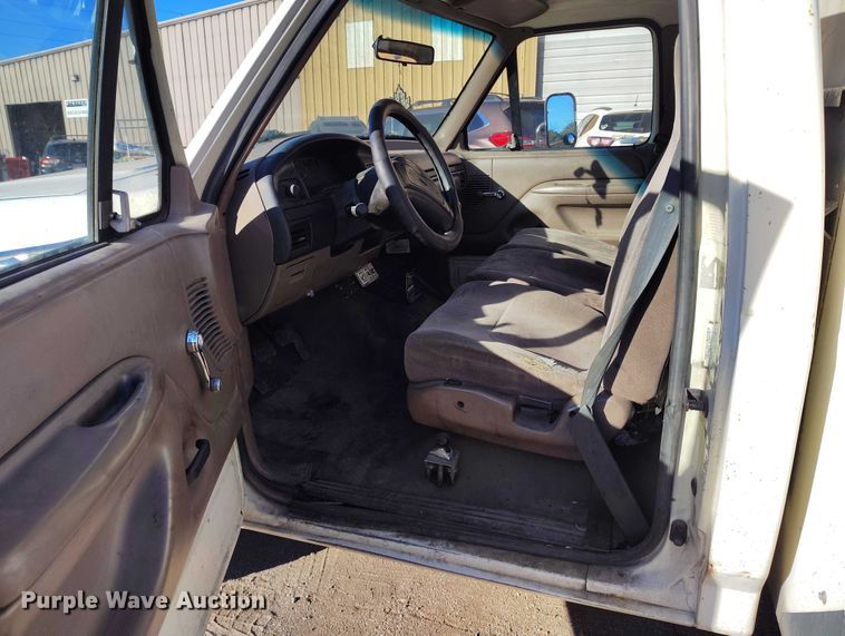 image for item IH9359 1992 Ford F350 bucket truck