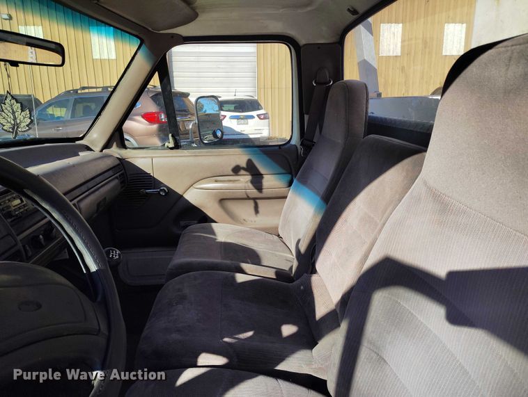 image for item IH9359 1992 Ford F350 bucket truck