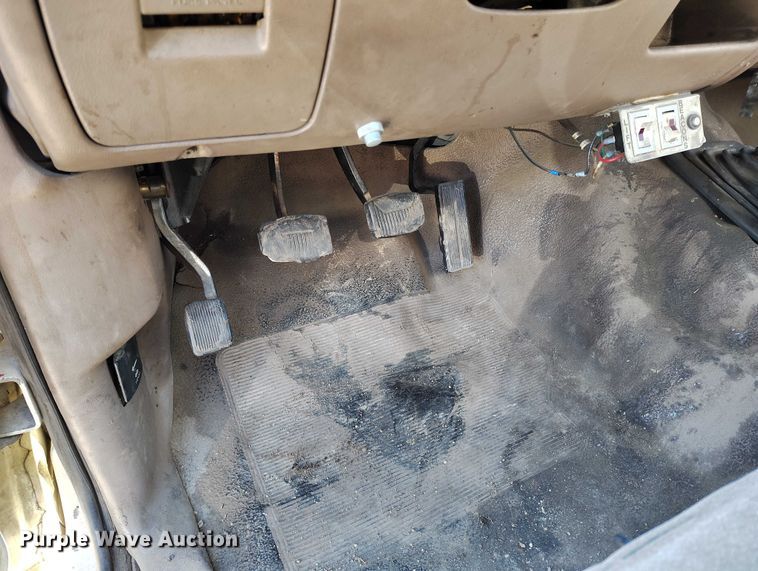 image for item IH9359 1992 Ford F350 bucket truck