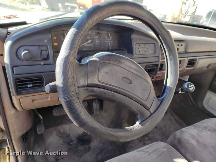 image for item IH9359 1992 Ford F350 bucket truck