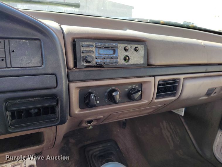 image for item IH9359 1992 Ford F350 bucket truck