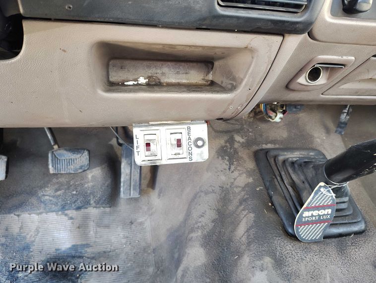 image for item IH9359 1992 Ford F350 bucket truck