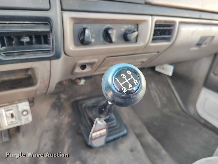 image for item IH9359 1992 Ford F350 bucket truck