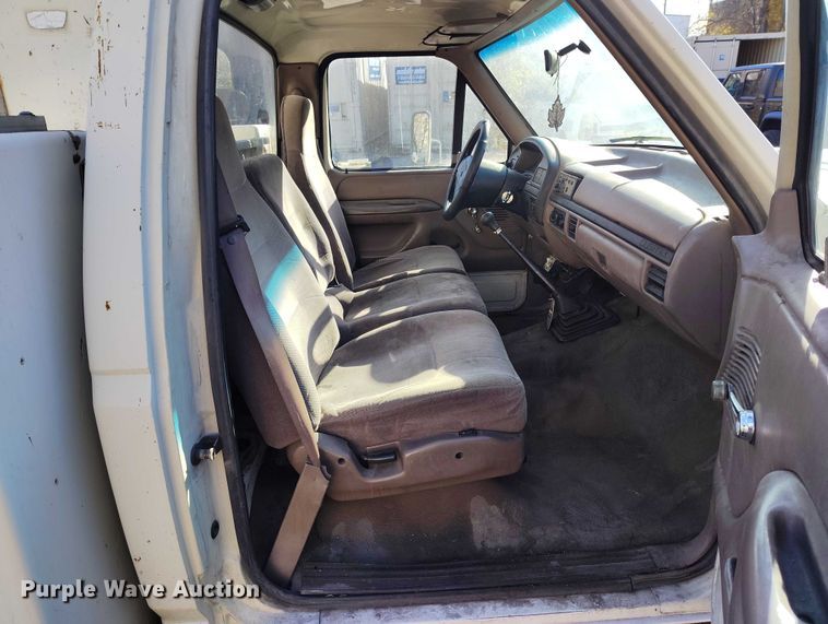 image for item IH9359 1992 Ford F350 bucket truck