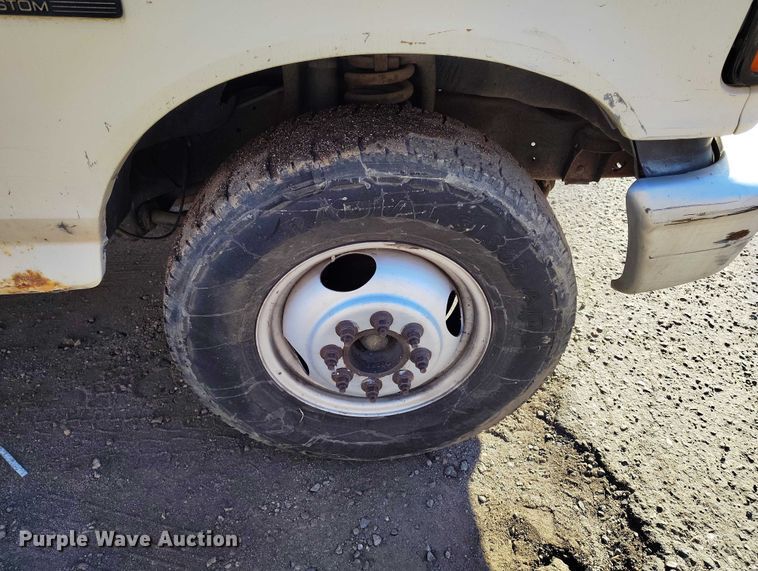 image for item IH9359 1992 Ford F350 bucket truck