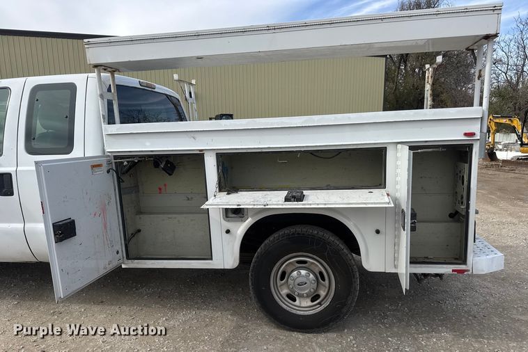 image for item NB9010 2015 Ford F350 Super Duty SuperCab utility bed pickup truck