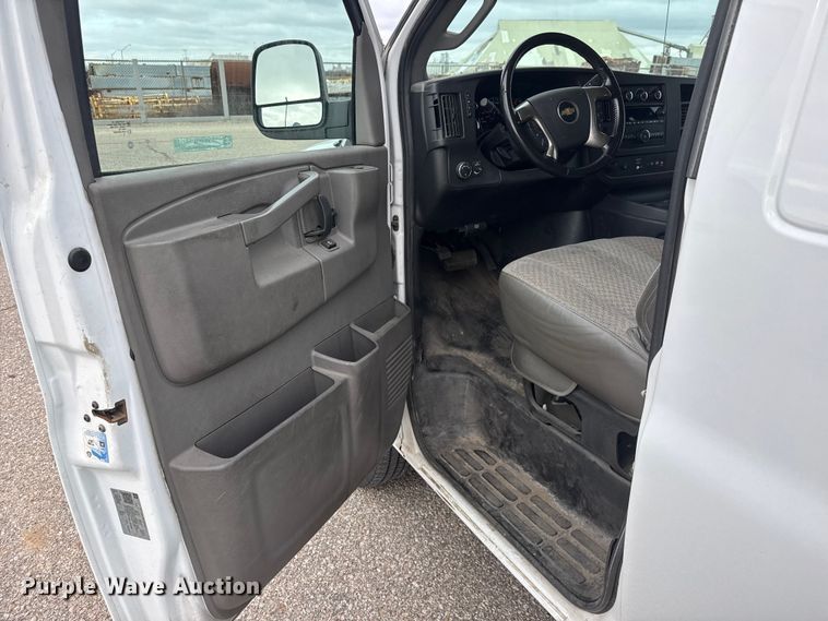image for item NB9024 2019 Chevrolet Express 2500 van