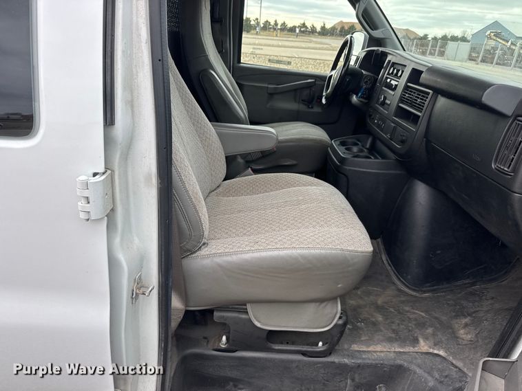 image for item NB9024 2019 Chevrolet Express 2500 van