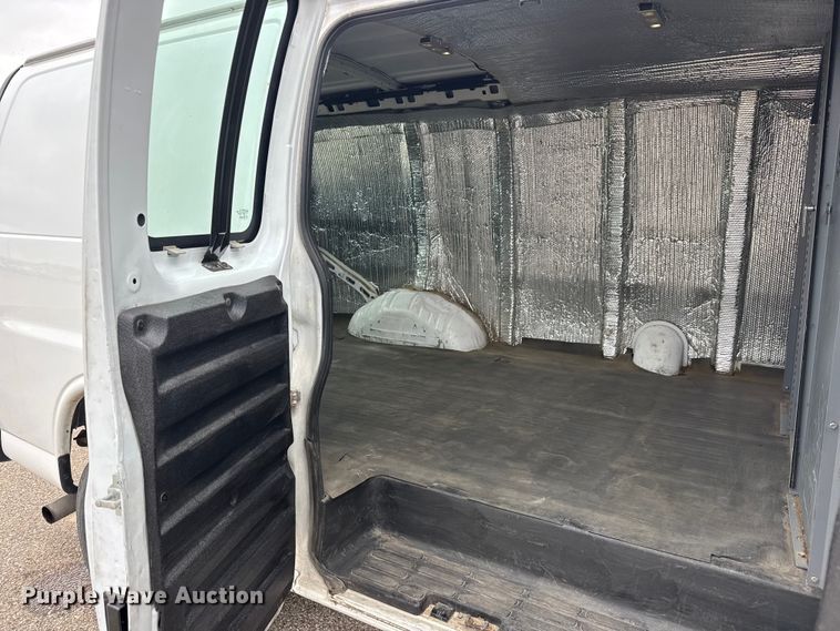 image for item NB9024 2019 Chevrolet Express 2500 van