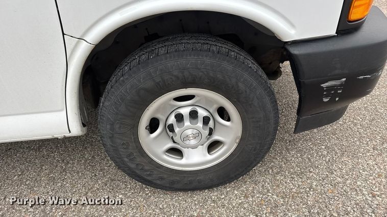 image for item NB9024 2019 Chevrolet Express 2500 van