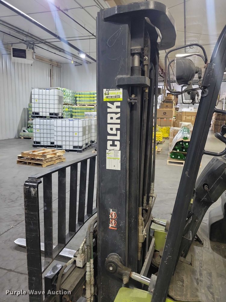image for item NO9809 Clark GEX30 forklift