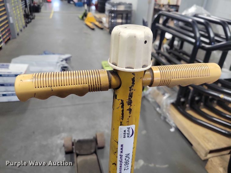 image for item NO9812 Jacks 10 ton floor jack