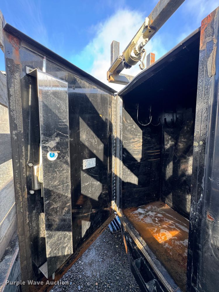 image for item YA1003 2015 Ford F550 Crew Cab flatbed truck