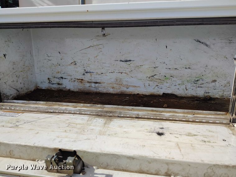 image for item YA1591 2004 Ford  F650 SuperCab flatbed truck