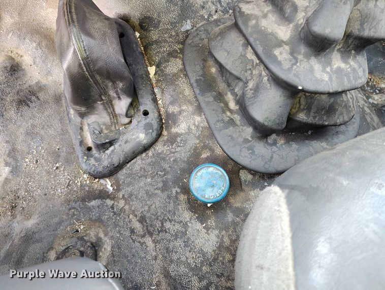 image for item YA1591 2004 Ford  F650 SuperCab flatbed truck