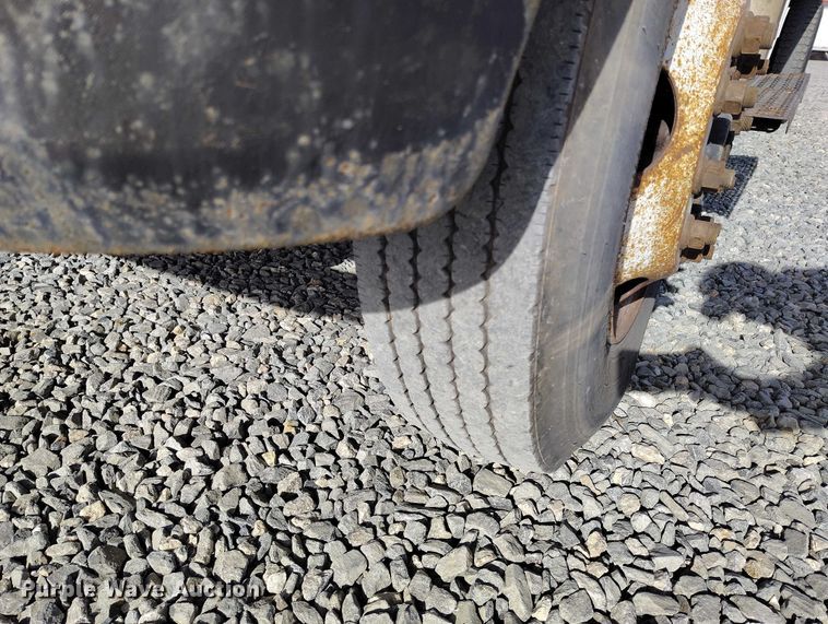 image for item YA1591 2004 Ford  F650 SuperCab flatbed truck