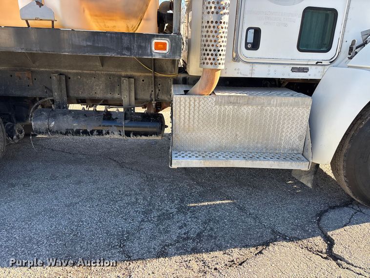 image for item DK0198 2009 Kenworth T370 water truck