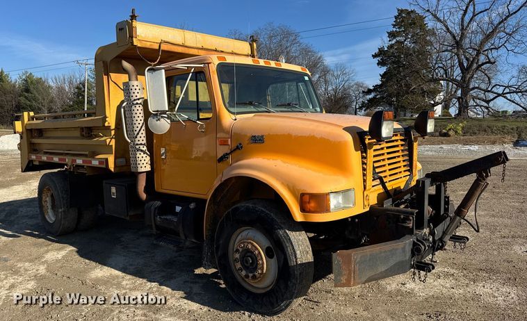 image for item DO2413 2001 International 4900 dump truck