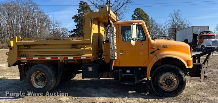 image for item DO2413 2001 International 4900 dump truck