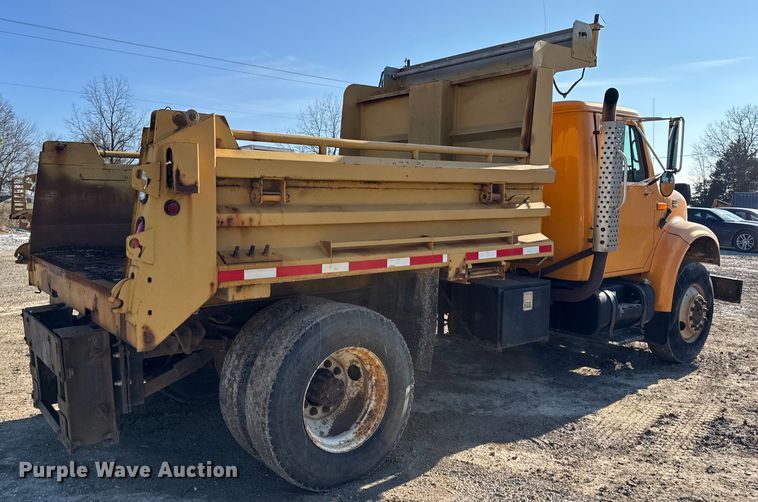 image for item DO2413 2001 International 4900 dump truck