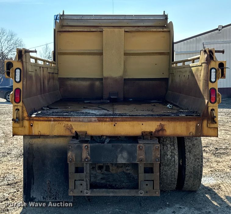 image for item DO2413 2001 International 4900 dump truck