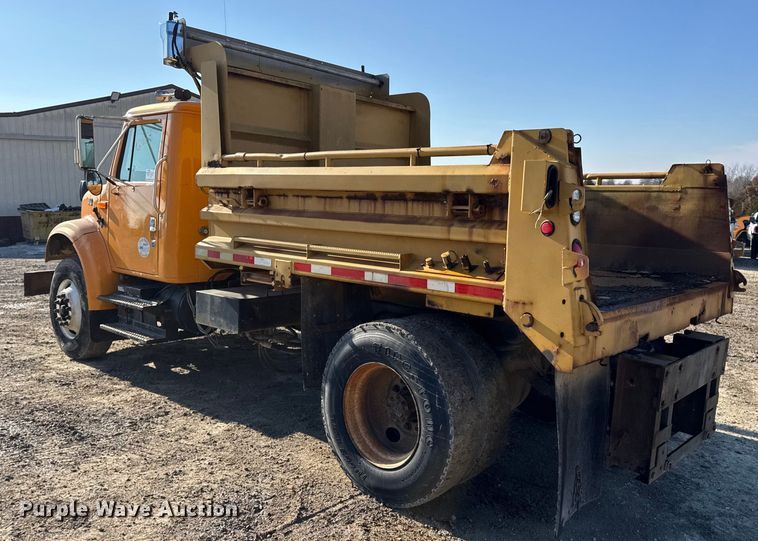image for item DO2413 2001 International 4900 dump truck