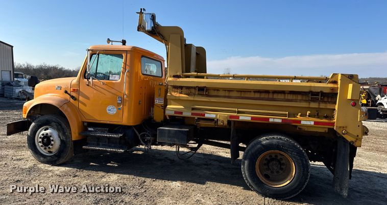 image for item DO2413 2001 International 4900 dump truck