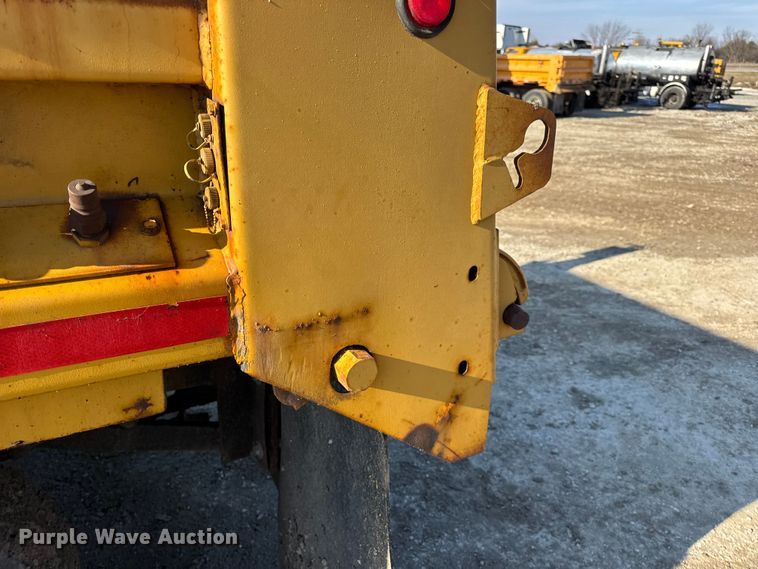 image for item DO2413 2001 International 4900 dump truck