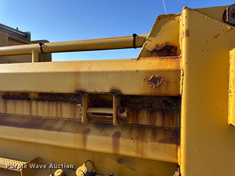 image for item DO2413 2001 International 4900 dump truck