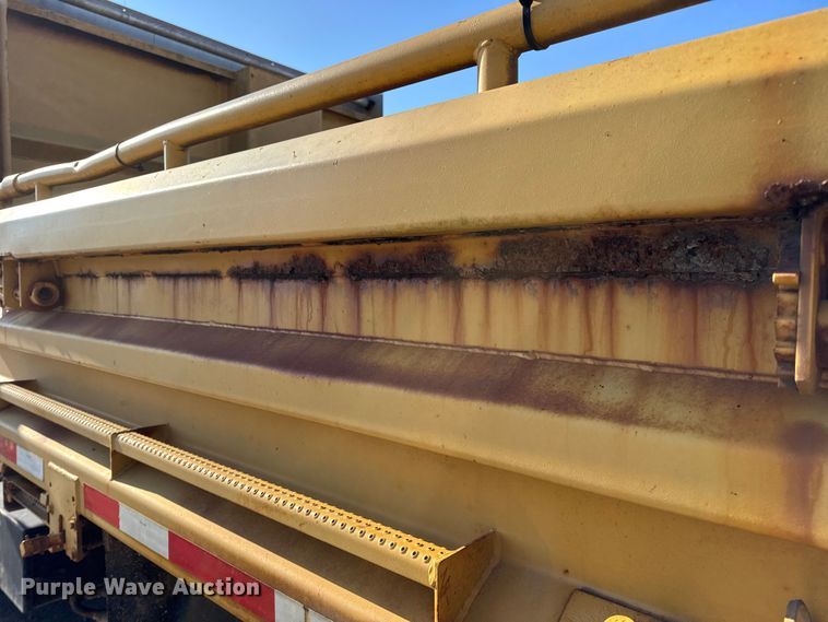 image for item DO2413 2001 International 4900 dump truck