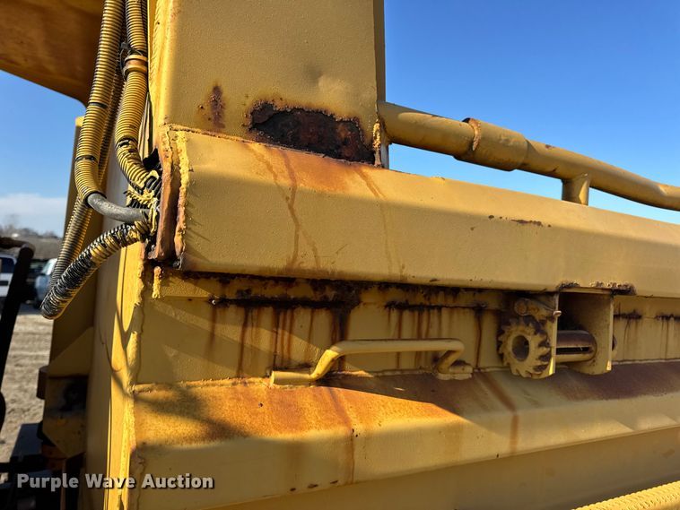 image for item DO2413 2001 International 4900 dump truck