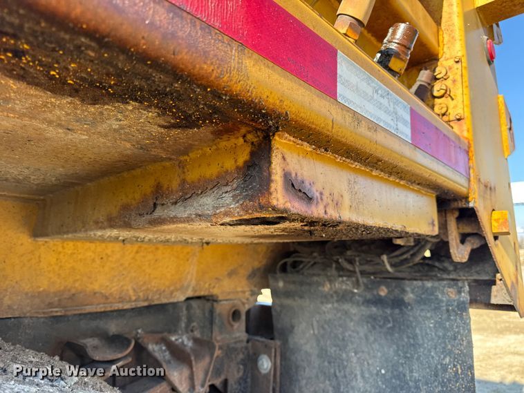 image for item DO2413 2001 International 4900 dump truck