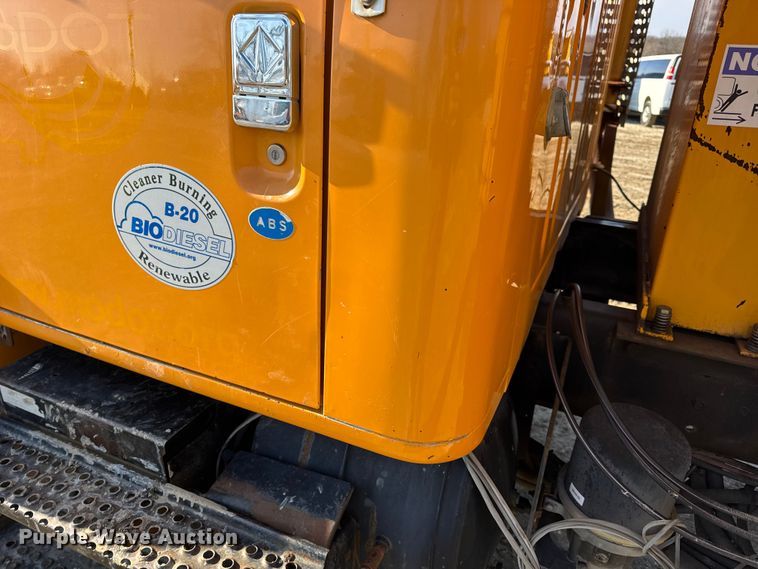 image for item DO2413 2001 International 4900 dump truck