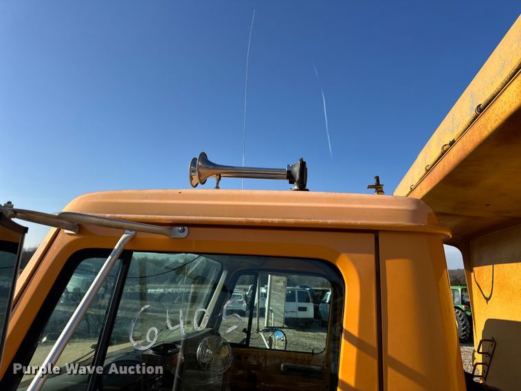 image for item DO2413 2001 International 4900 dump truck