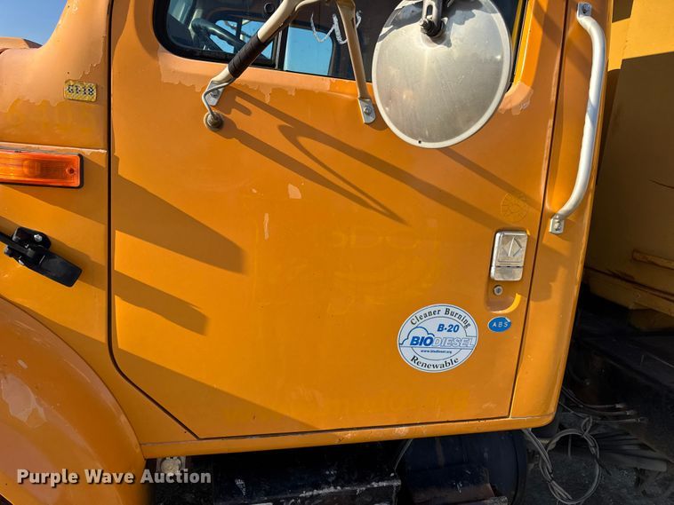 image for item DO2413 2001 International 4900 dump truck