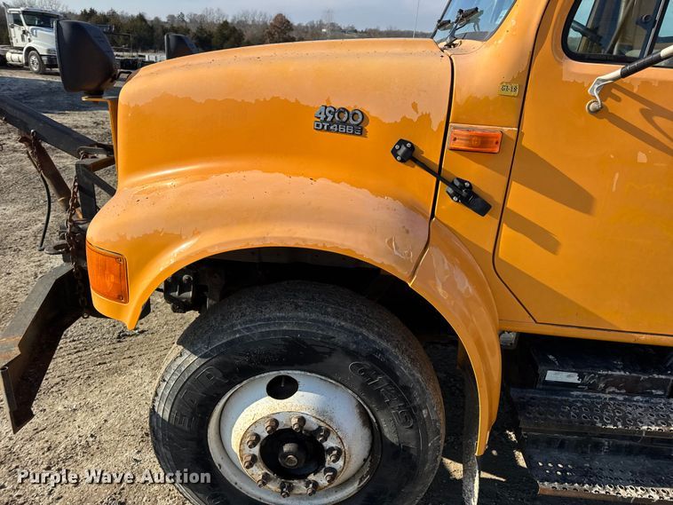 image for item DO2413 2001 International 4900 dump truck