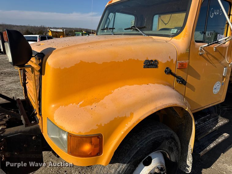 image for item DO2413 2001 International 4900 dump truck